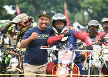 Ashari (mengenakan topi) bersama anggota KTK. Foto: Istimewa