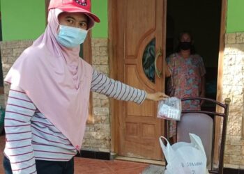 Distribusi makanan kepada warga terisolir. Foto: Bacaini/Novira