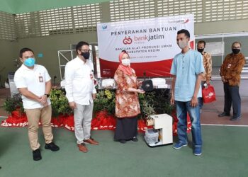 Bupati Kediri HaryantiSutrisno dalam penyerahan bantuan CSR Bank Jatim. Foto: Kominfo