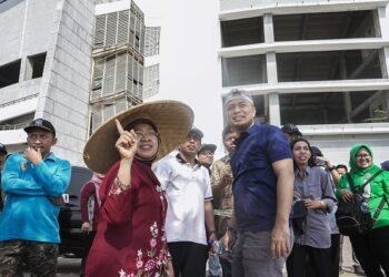 Eri Cahyadi bersama warga Surabaya. Foto: facebook