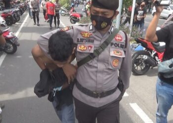 Polisi mengamankan pelajar peserta aksi di Jombang. Foto: Bacaini/Syailendra