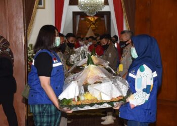 Tumpeng yang dibagikan Khofifah Indar Parawansa. Foto:Bacaini/Phie