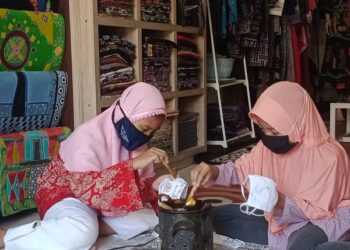 Anak-anak belajar membatik di Numansa Batik Kediri. Foto:Bacaini/Novira