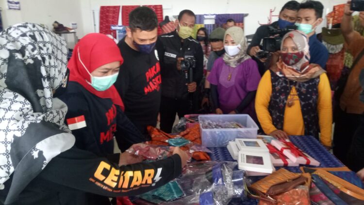 Kunjungan Khofifah ke sentra tenun ikat Bandar Kidul