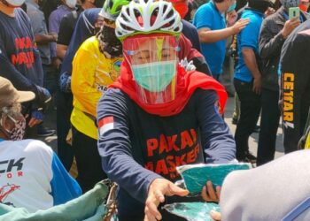 Khofifah saat membagi masker di pasar Kediri. Foto: Bacaini/Novira
