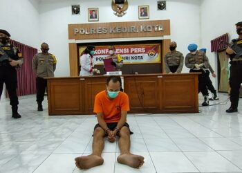 WA saat diamankan di Mapolresta Kediri. Foto:Bacaini/BS