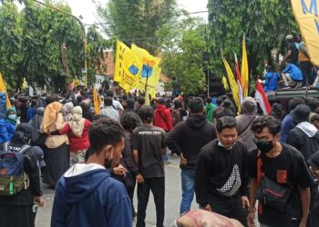 Aksi demo di depan Gedung DPRD Kota Kediri