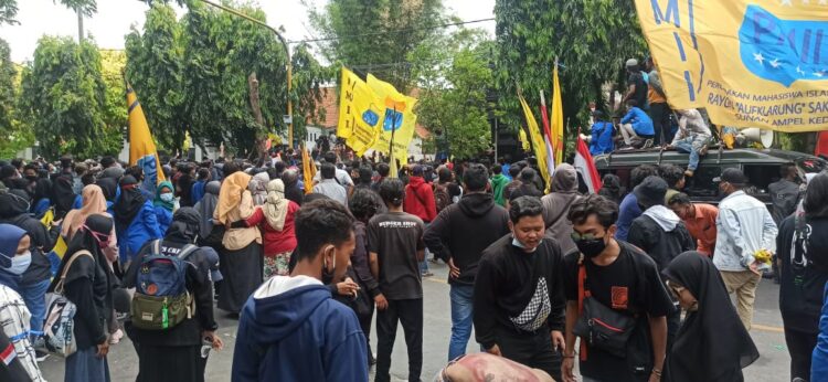 Aksi demo di depan Gedung DPRD Kota Kediri