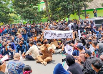 Aksi mahasiswa di DPRD Kota Kediri. Foto: Bacaini/Novira