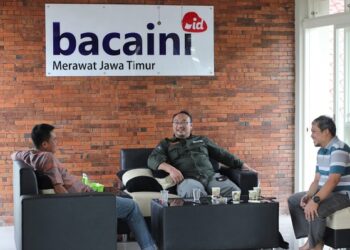 Komisioner KPU Kab. Kediri Eka Wisnu Wardana (tengah) di Redaksi Bacaini.id.