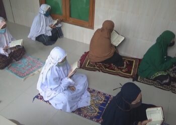 Santriwati Ponpes Tahfidul Qur'an Jombang mengaji dengan mengenakan masker. Foto: Bacaini/Syailendra