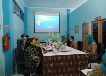 Tim visitasi KBK Prov. Jawa Timur mendengarkan paparan inovasi RSU Daha Husada