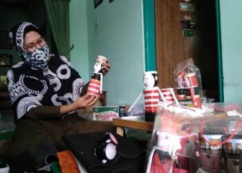 Foto : Endang Supriyani menunjukan hasil daur ulang botol bekasnya