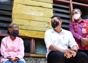 Wali Kota Kediri Abdullah Abu Bakar berbincang dengan Mbah Sumirah. Foto: Pemkot