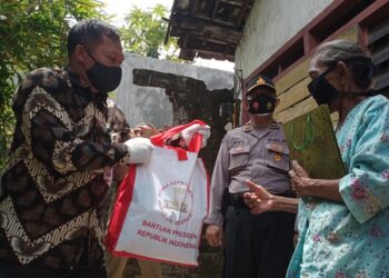 Tim Kepresidenan memberikan bantuan kepada Mbah Sumirah di Kediri. Foto: Bacaini/Novira