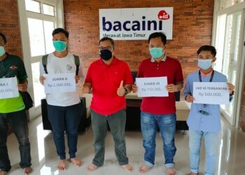 Para pemenang lomba foto Kediri Hijab Showcase menerima hadiah uang tunai di kantor redaksi Bacaini.id, Foto:Bacaini/Wahyu