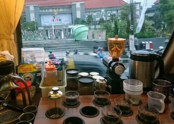 Suasana kabin bus Setiawan yang disulap menjadi cafe