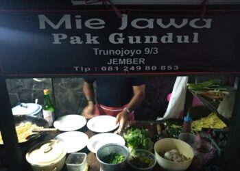 Mie Jawa Pak Gundul di depan Gang Trunojoyo Jember. Foto: Bacaini/HTW