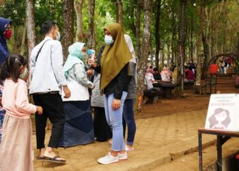 Pemeriksaan suhu pengunjung cafe 66 (Foto: Karebet)