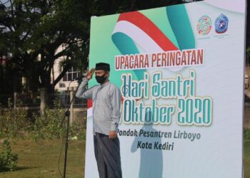 Foto : KH Abdul Muid menjadi pembina upacara peringatan Hari Santri di Pondok Pesantren Lirboyo Kediri