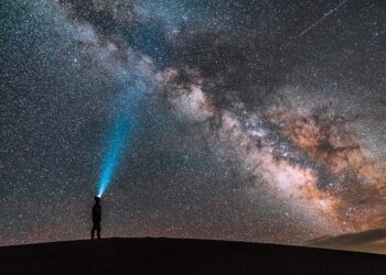 Ilustrasi melihat langit. Foto:unsplash