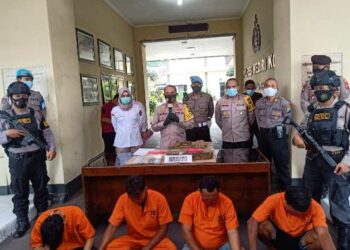 Foto : Empat tersangka pencuri relief makam kuno tionghoa (Berbaju tahanan)