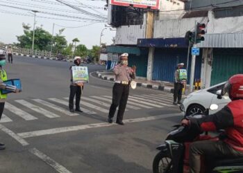 Kegiatan Bagi Masker Polresta Kediri