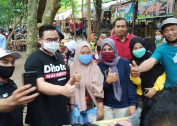 Mas Dhito bersama warga di wisata Alaska. Foto: Bacaini/BS