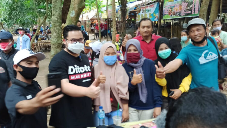 Mas Dhito bersama warga di wisata Alaska. Foto: Bacaini/BS