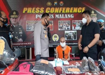 Kapolres Malang AKBP Hendry Umar saat konferensi pers, Selasa, 3 November 2020. (Foto: bacaini.id/Moh Badar Risqullah)