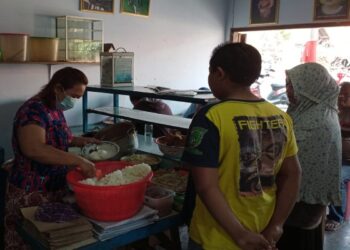 Warung pecel Bu Boni di Desa Gedangsewu, Pare. (Foto: Bacaini.id/Novira Kharisma)