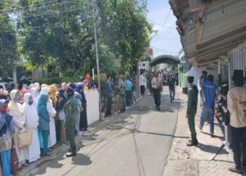 Jamaah Wahidiyah menanti kedatangan jenazah di rumah duka. Foto: Bacaini/BS