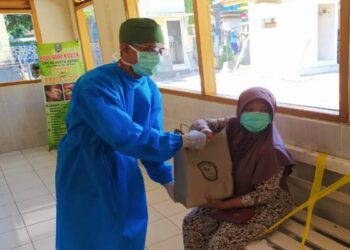 Pemberian bingkisan kepada salah satu keluarga di RSU Daha Husada (Istimewa)