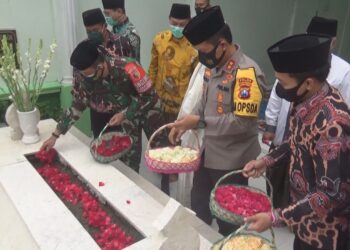 Kapolda Jawa Timur dan Pangdam V Brawijaya saat berkunjung di Makam KH Wahab Chasbullah Jombang. (Foto: bacaini.id/Syailendra)