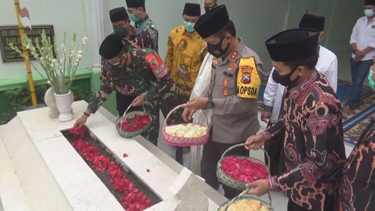 Kapolda Jawa Timur dan Pangdam V Brawijaya saat berkunjung di Makam KH Wahab Chasbullah Jombang. (Foto: bacaini.id/Syailendra)