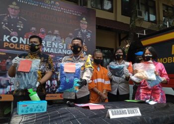 Pelaku pencabulan saat diamankan di Mapolres Malang Kota. Foto: Bacaini/M. Badar