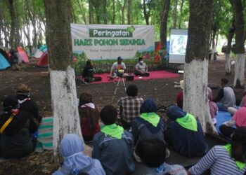 Diskusi pelestarian lingkungan bersama Guru Besar Universitas Brawijaya Malang, Prof. Lukman Hakim dalam Peringatan Hari Pohon Sedunia di Lumajang. (Foto: Bacaini/Moh Badar Risqullah)