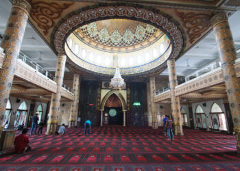 Ilustrasi - Masyarakat melakukan ibadah sholat di Masjid An-Nur Kota Batu. (Foto: BacaIni.id/Moh Badar Risqullah)