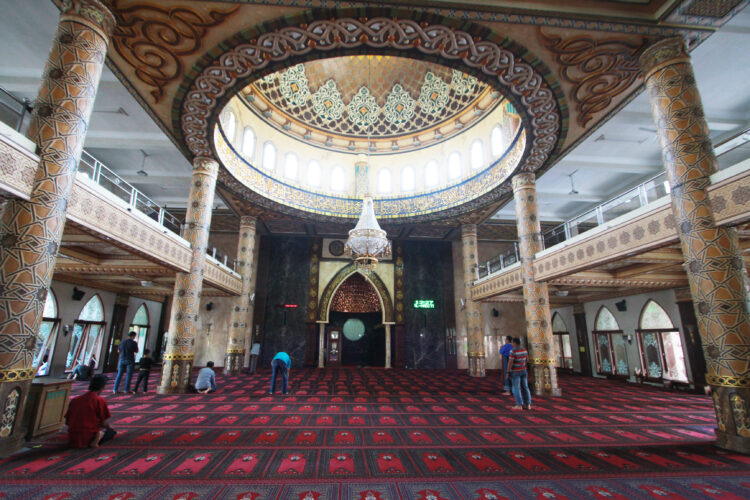 Ilustrasi - Masyarakat melakukan ibadah sholat di Masjid An-Nur Kota Batu. (Foto: BacaIni.id/Moh Badar Risqullah)