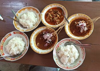 Sate dan krengsengan Warung Pojok Bu Siti Romlah (Foto: Bacaini.id/Karebet)