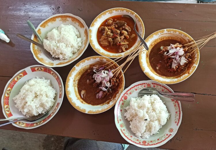 Sate dan krengsengan Warung Pojok Bu Siti Romlah (Foto: Bacaini.id/Karebet)