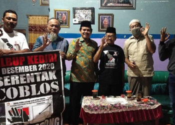 Relawan kotak kosong bersama juru kunci Gunung Kelud. Foto: Facebook