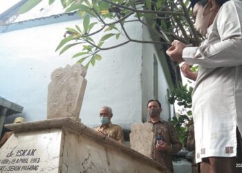 Direktur RSUD dr. Iskak Tulungagung dr. Supriyanto Sp.B memimpin ziarah ke makam dr. Iskak. Foto: Ist