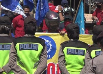 Aksi demo di depan BLK Jombang (Foto: Bacaini.id/Syailendra)