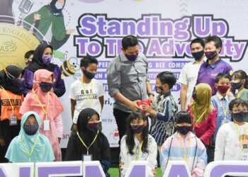 Wali Kota Kediri Abdullah Abu Bakar berinteraksi dengan peserta kompetisi. Foto: ist