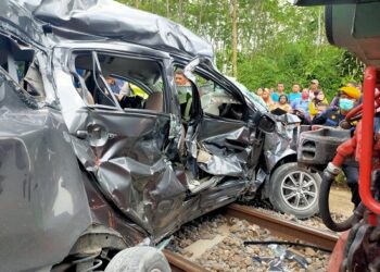 Kondisi mobil Calya ringsek dihantam KA Penataran. Foto: Bacaini/Rudi