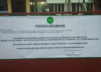 Pengumuman penutupan kantor PN Blitar. Foto:Bacaini/Rudi