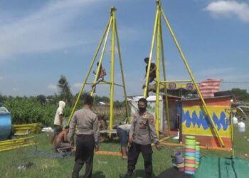 Pembubaran pasar malam di Lapangan Mojowarno, Jombang (Foto: Bacaini.id/Syailendra)