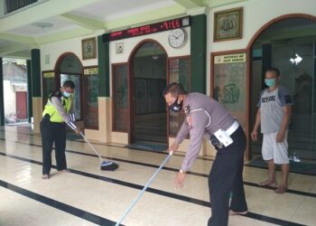 Anggota polisi mengepel lantai Masjid Baitussalam Kediri. Foto: Ist