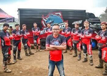 Owner Gudang Garam Endur Team Slamet Budiono (Mbah Mett) bersama timnya. Foto: Ist